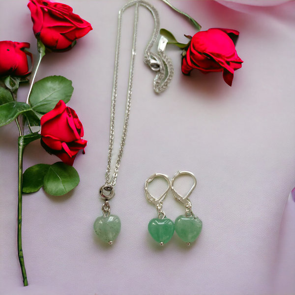 Smyckeset med halsband och örhängen i Grön Aventurin